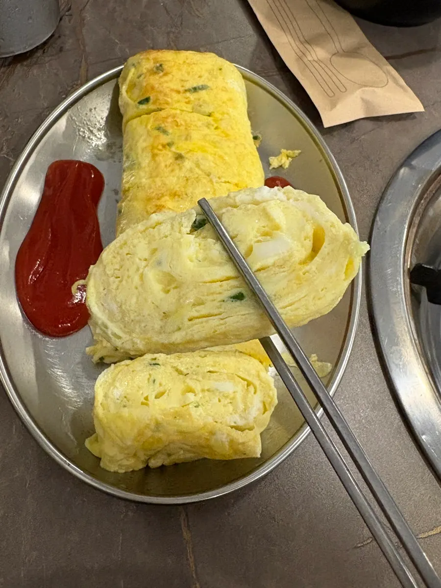 케첩 두 줄이 뿌려진 계란말이