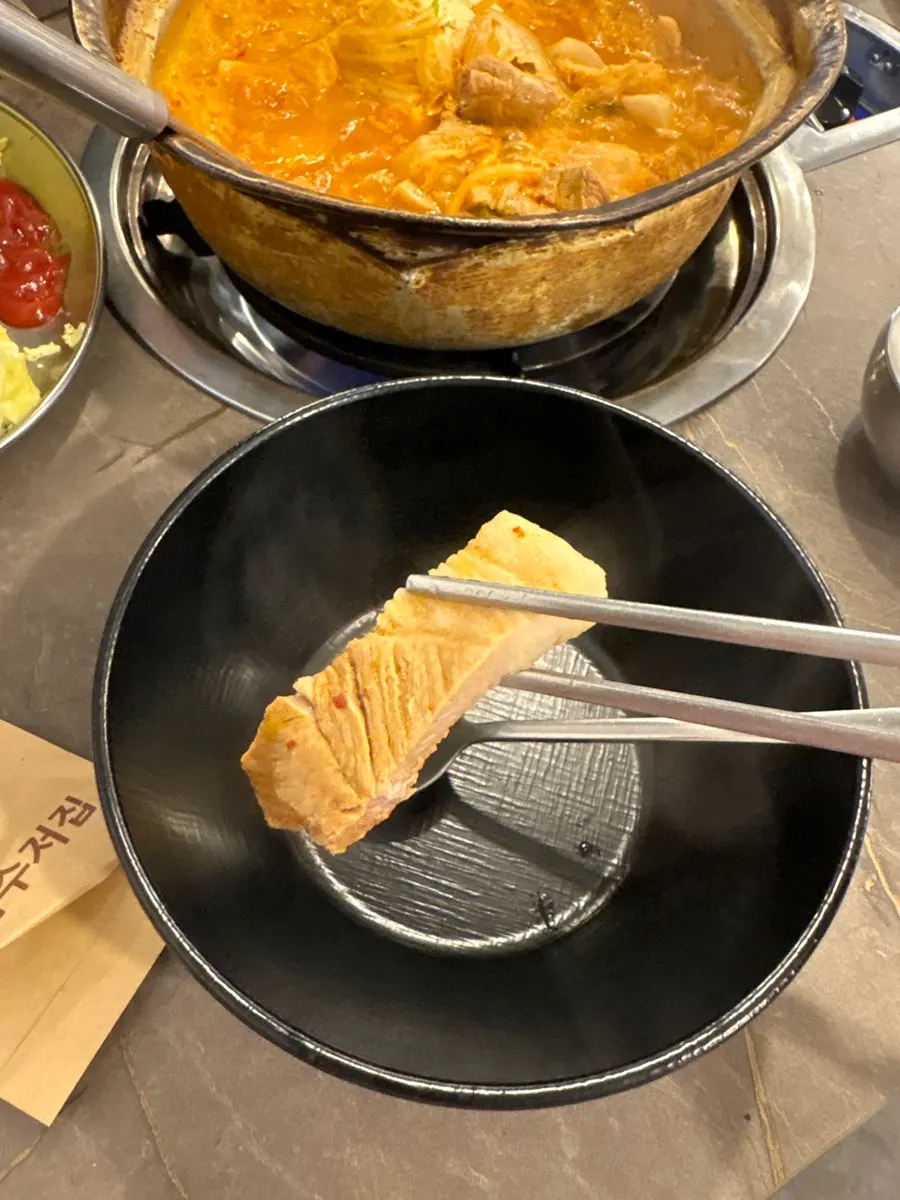 김치찌개 속 두툼한 돼지고기