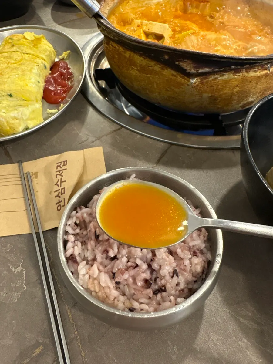 비계와 살코기가 붙은 고기 한 점