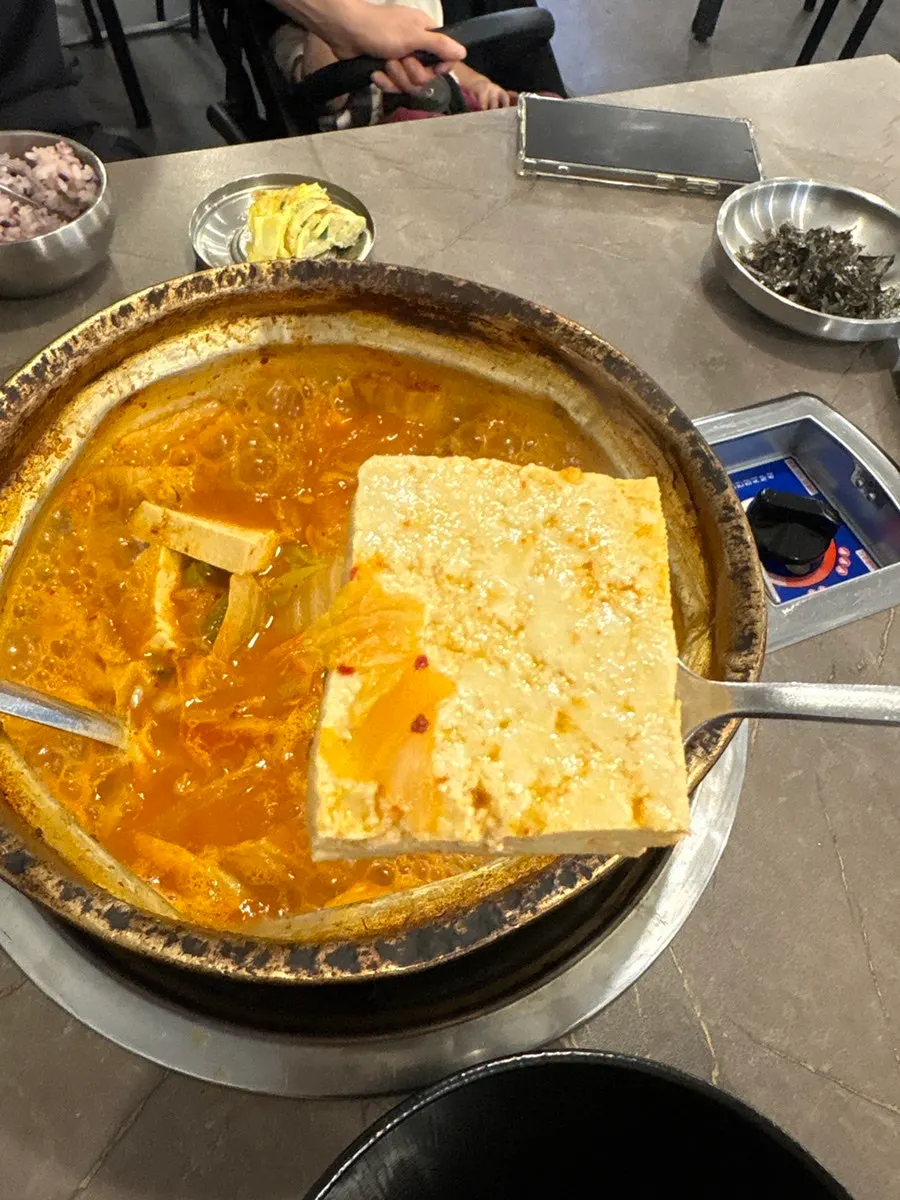 칼칼하게 끓고 있는 묵은지 김치찌개 국물
