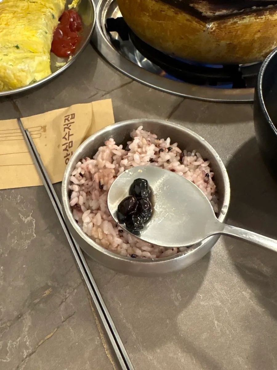 도톰하게 썬 두부가 들어간 김치찌개