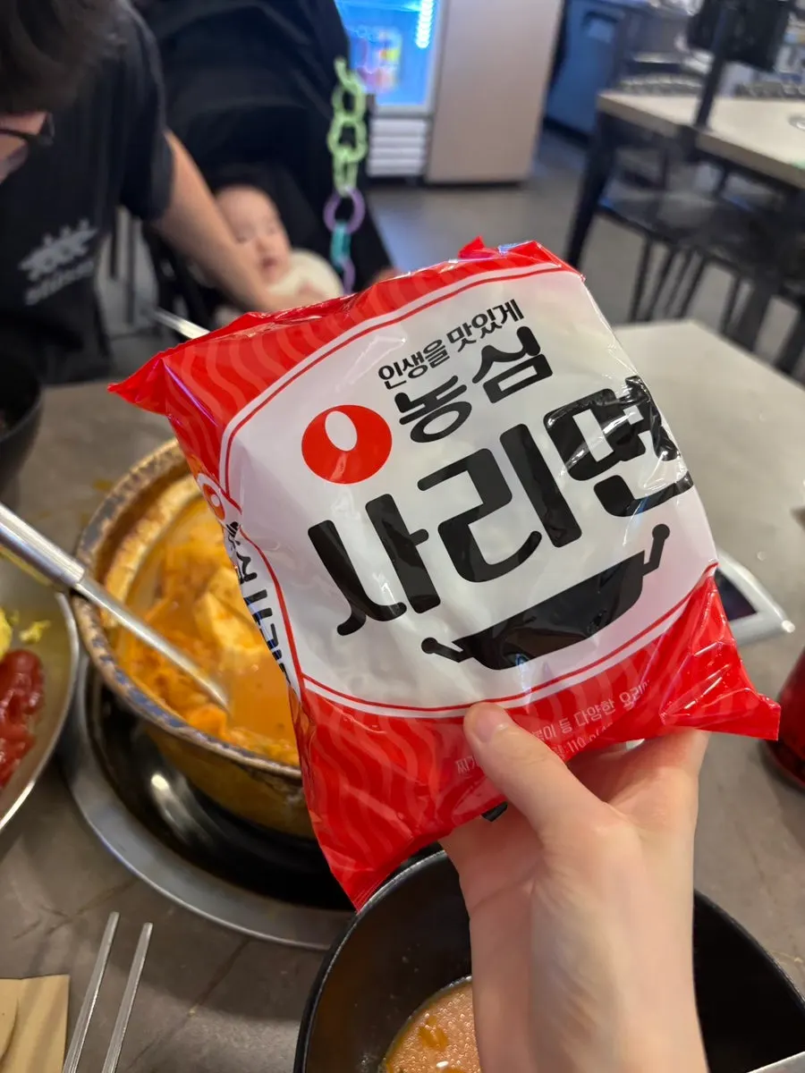 숟가락에 올린 김치찌개 한 술