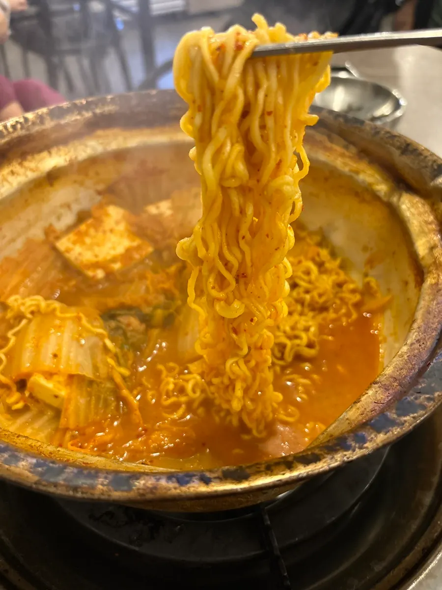 꼬들하게 끓여진 라면사리 김치찌개