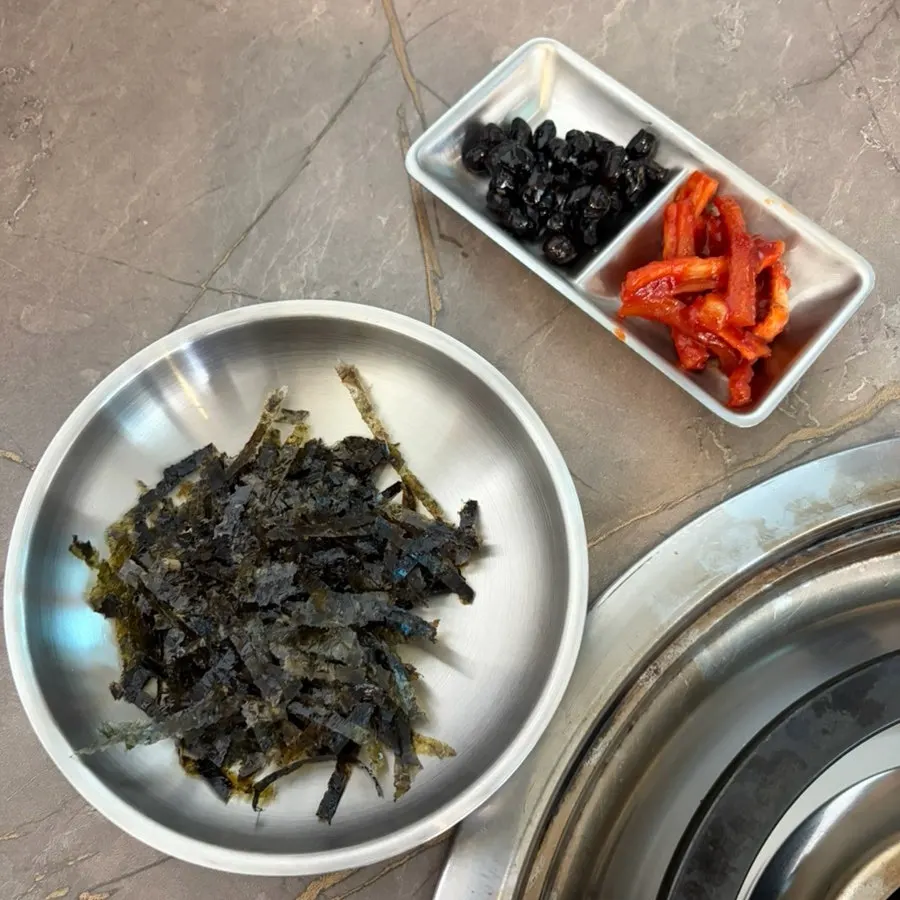 기본찬 2종과 김가루가 놓인 상차림