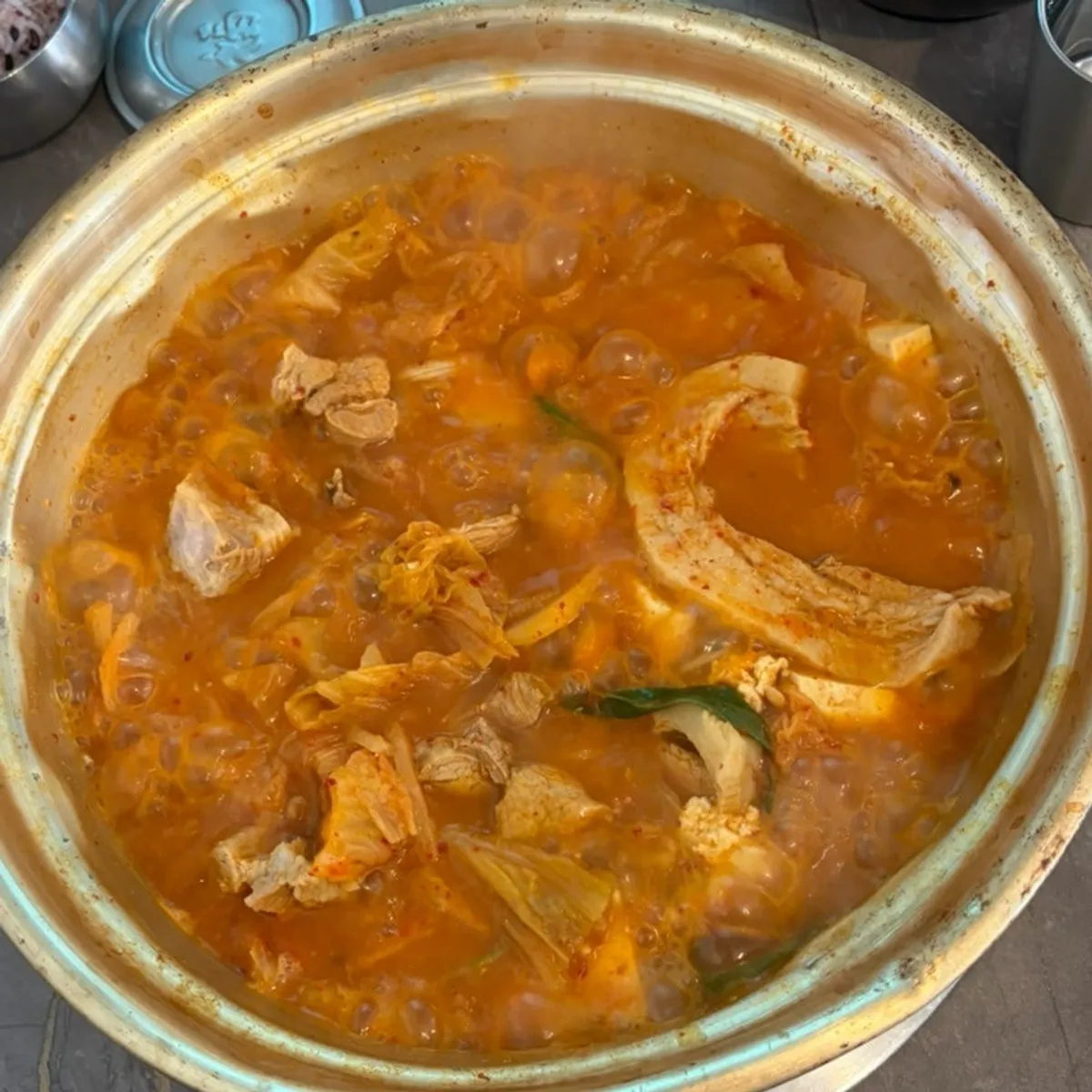 돼지고기와 포기김치가 큼직하게 들어간 양푼이 김치찌개