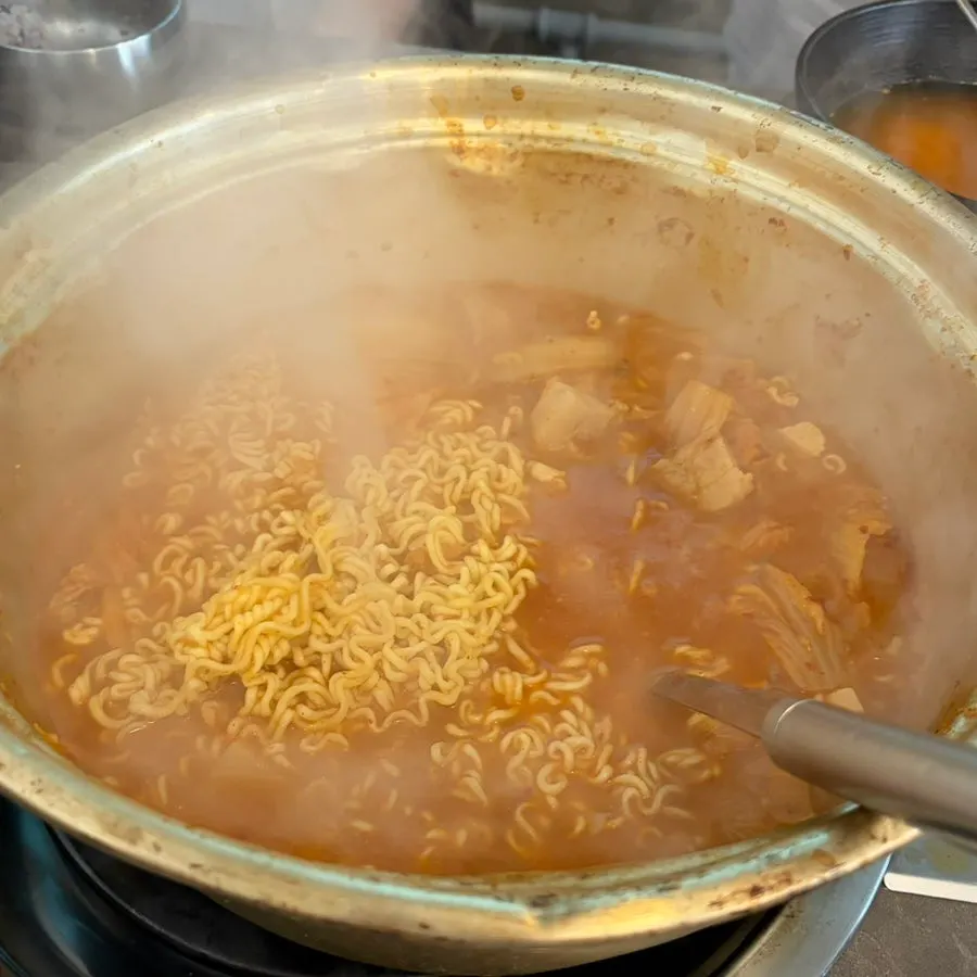 김치찌개에 넣은 라면사리