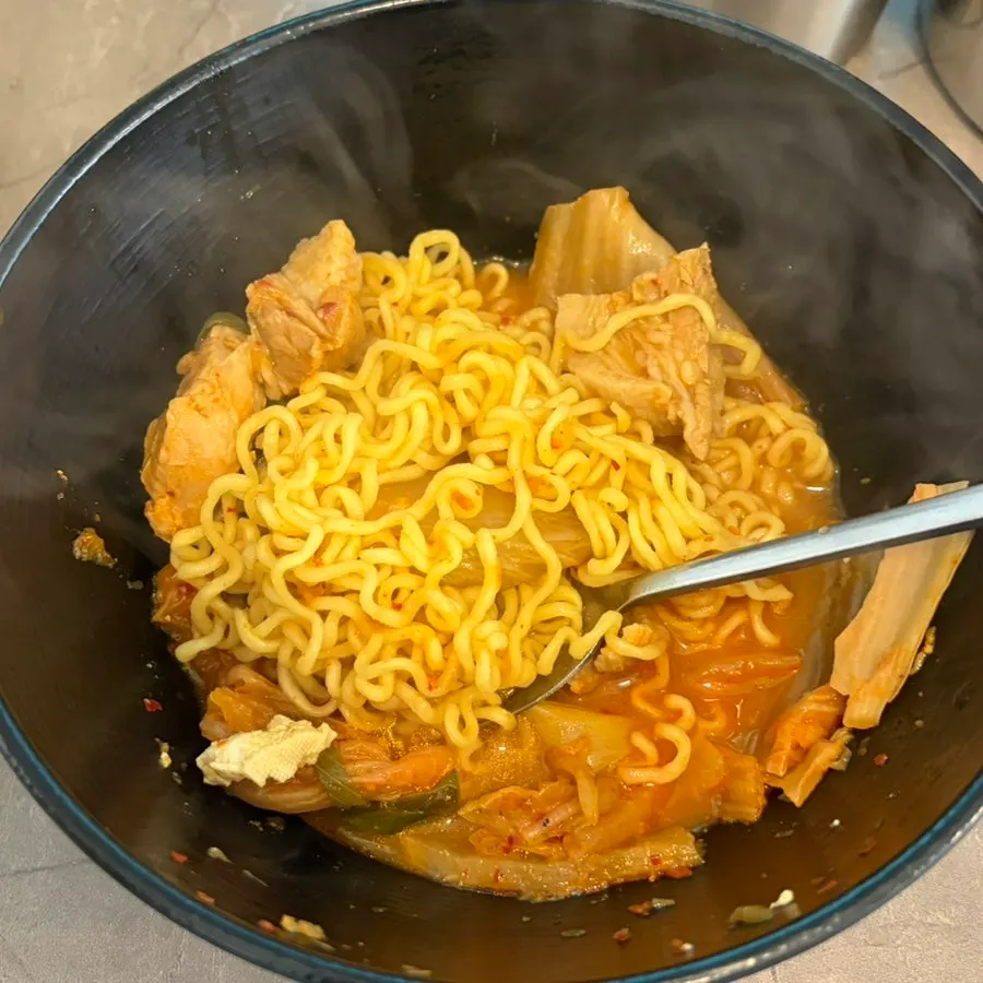 국물이 밴 라면사리를 건져 올린 모습