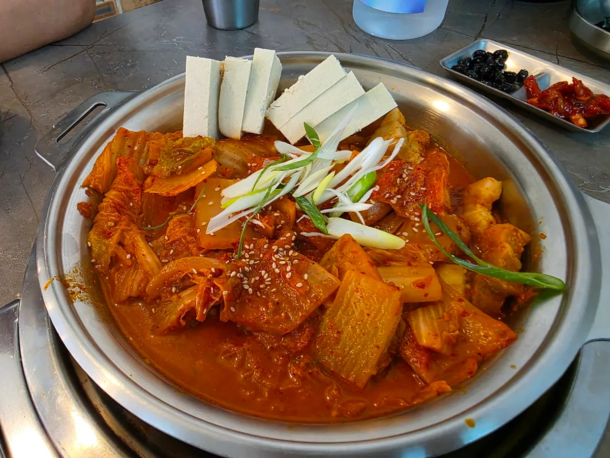 Pot of samgyeopsal kimchi-jjim simmering