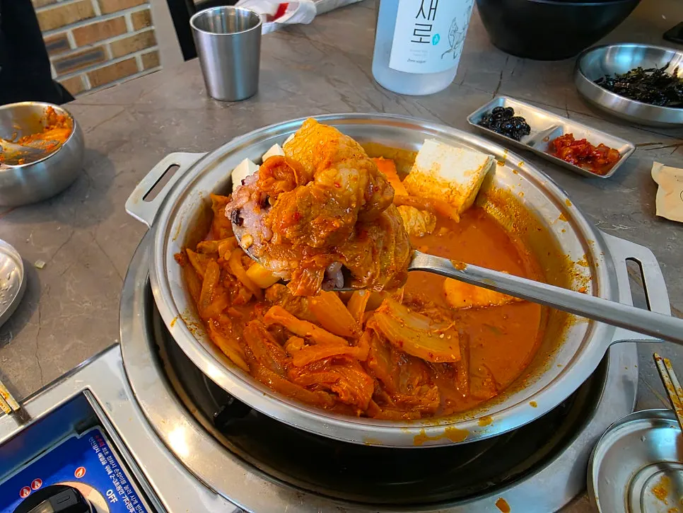 Full table setting of the kimchi-jjim meal