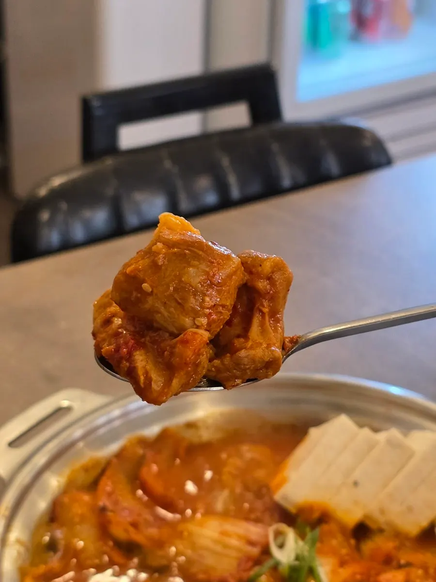 두툼하게 썰린 삼겹살 고기 한 점