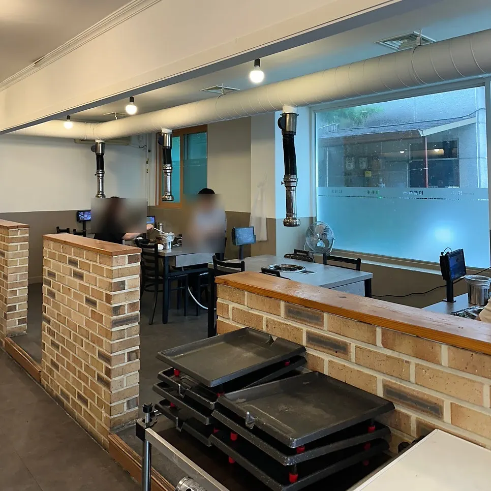 Dining hall seats with guests before lunchtime