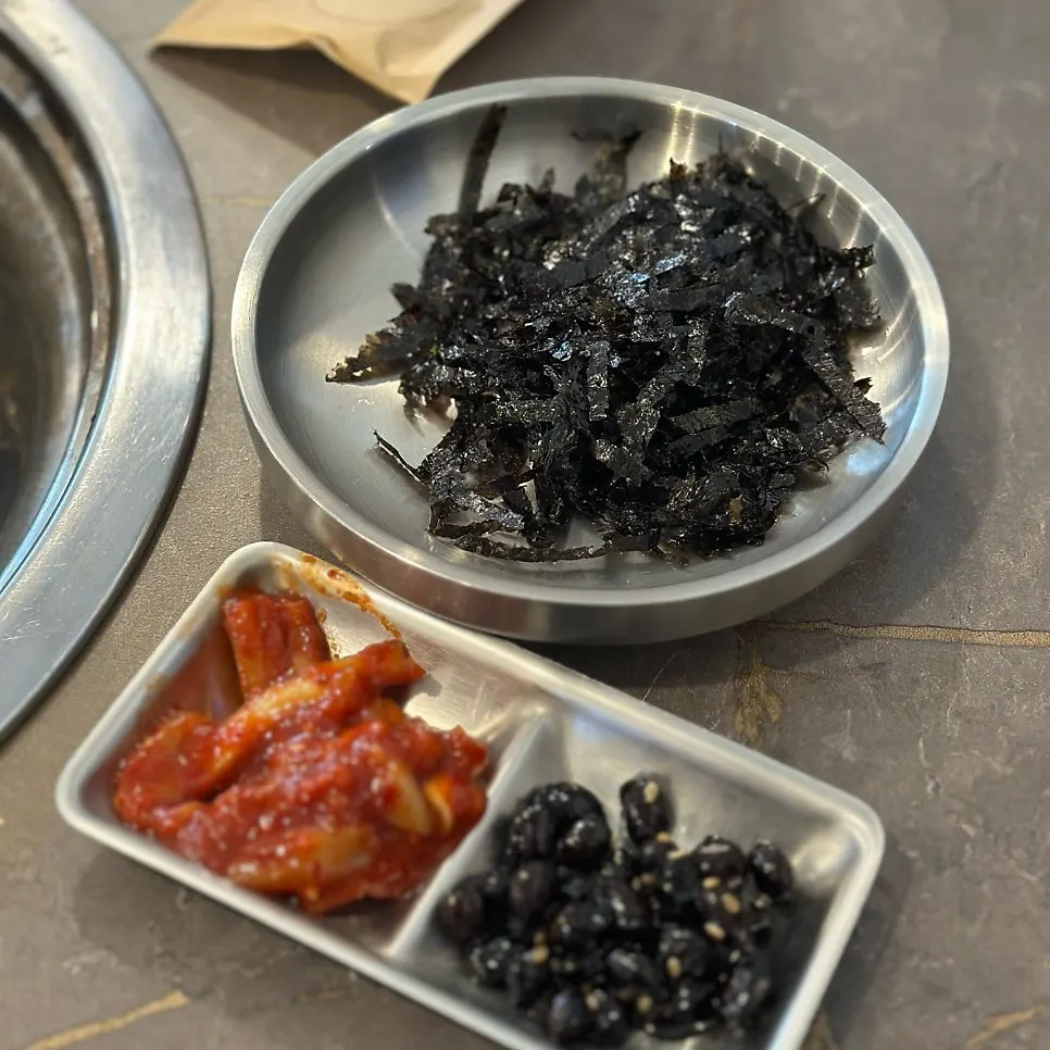 Basic side dishes including seasoned seaweed flakes