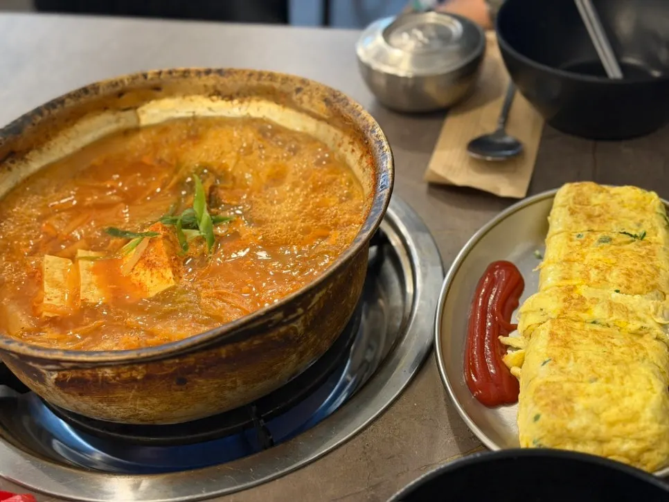 양푼이김치찌개&삼겹살 양푼 김치찌개 한 상