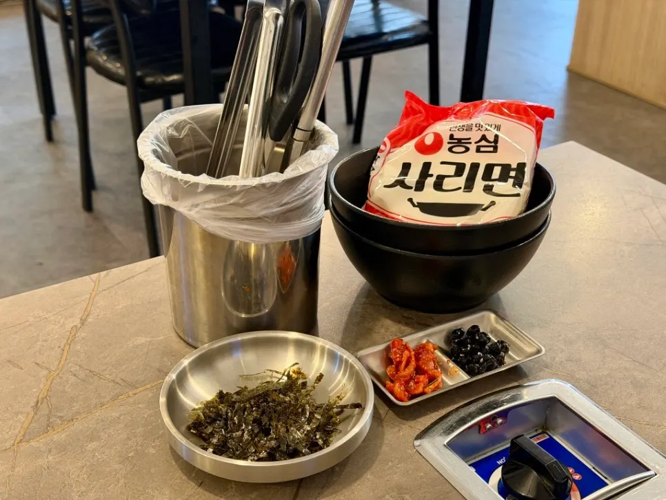 셀프코너에 준비된 김가루와 반찬