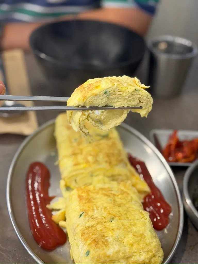 한 조각씩 잘라 먹기 좋은 계란말이 단면
