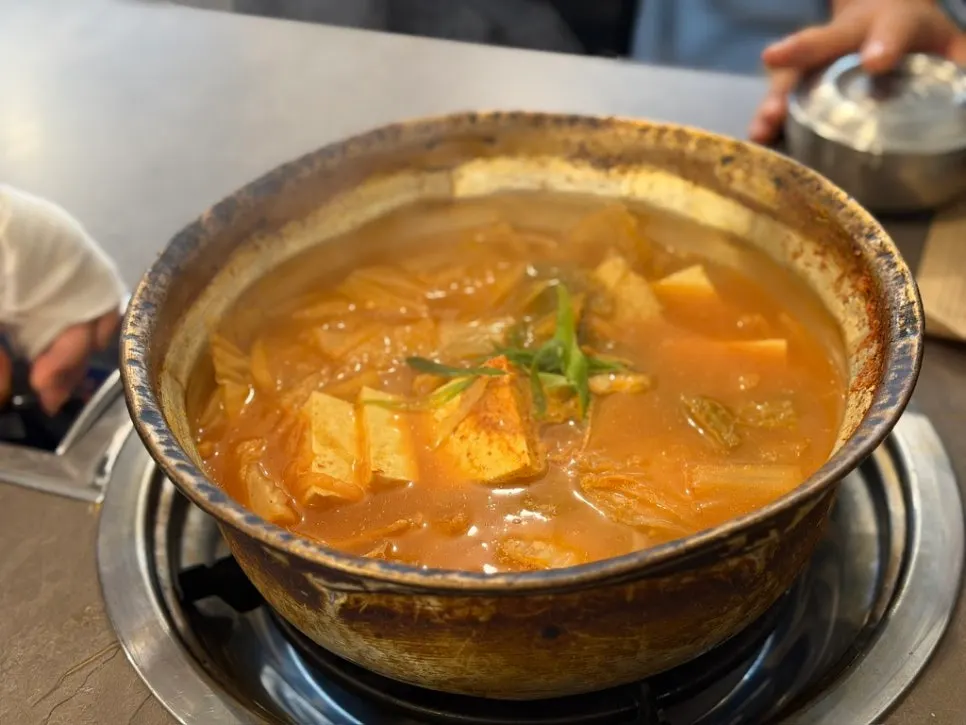 커다란 양푼에 담겨 나온 김치찌개