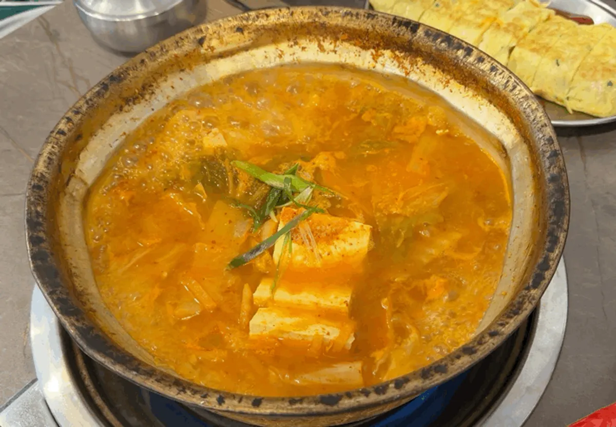 보글보글 끓는 양푼 김치찌개와 큼직한 두부