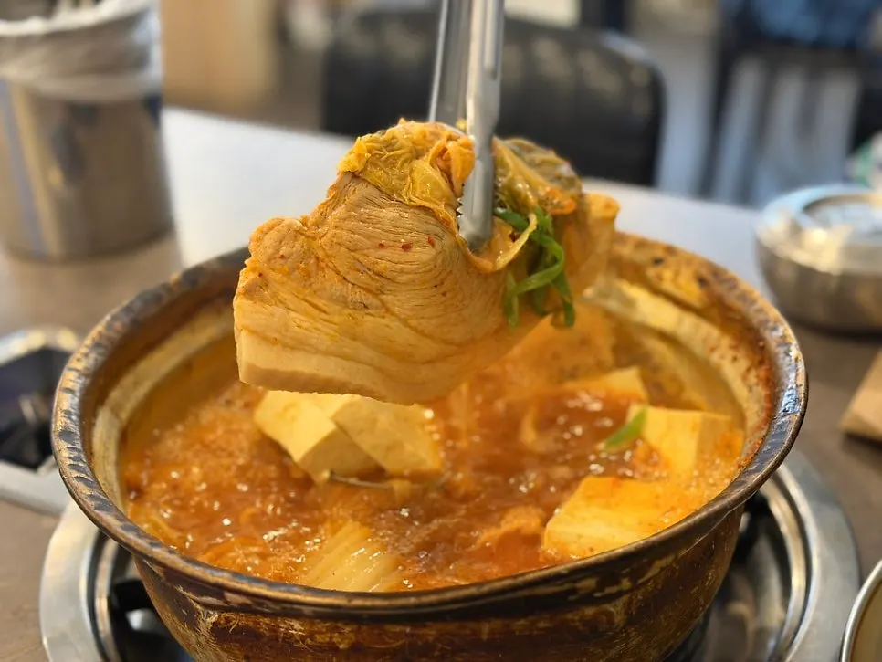 푹 익은 김치와 두부가 들어간 찌개