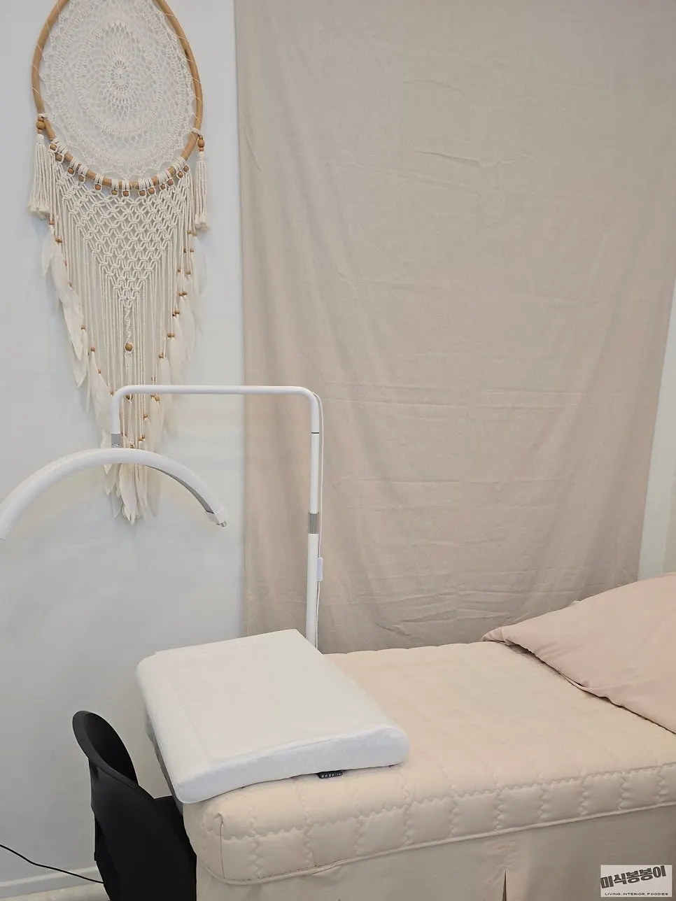 Treatment bed with footrest