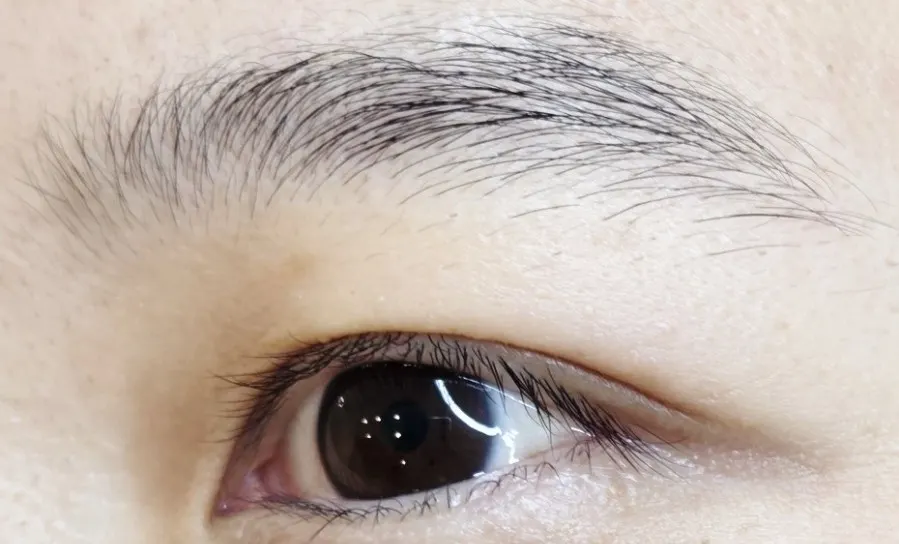 속눈썹펌 전 처진 속눈썹과 정리 안 된 눈썹