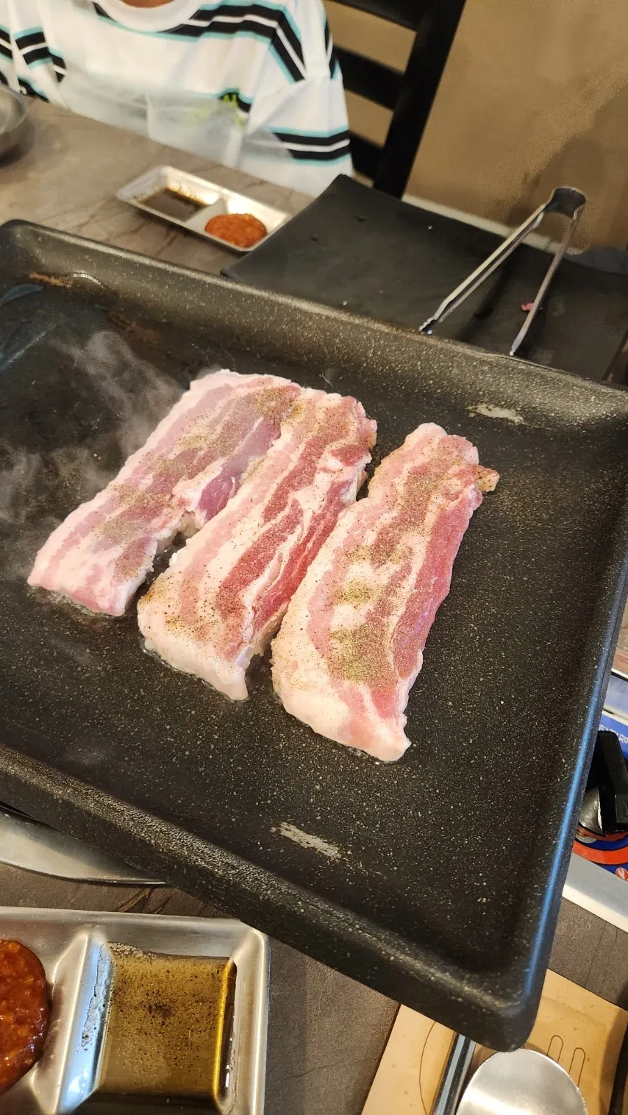불판에 올린 삼겹살