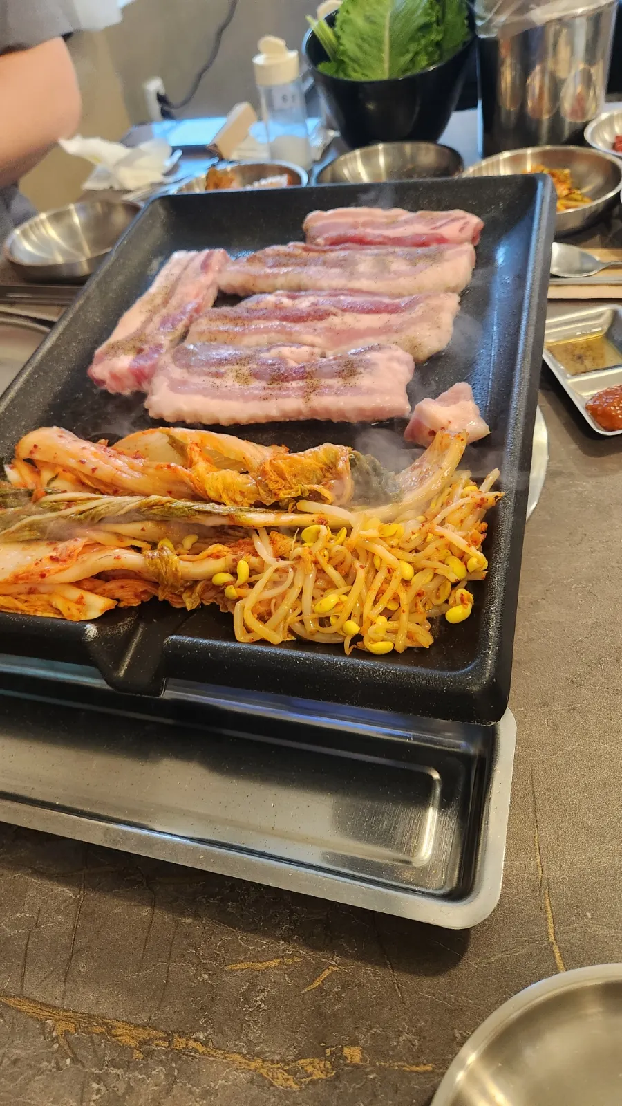 김치와 콩나물을 함께 올린 불판