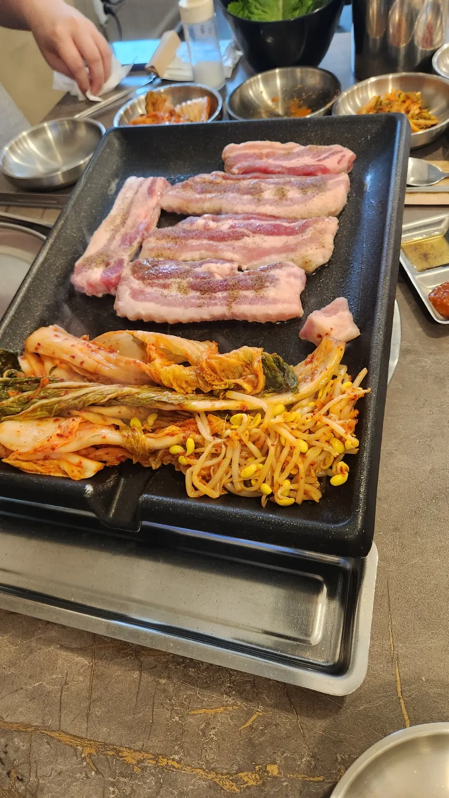 노릇하게 구워진 삼겹살과 구운 김치
