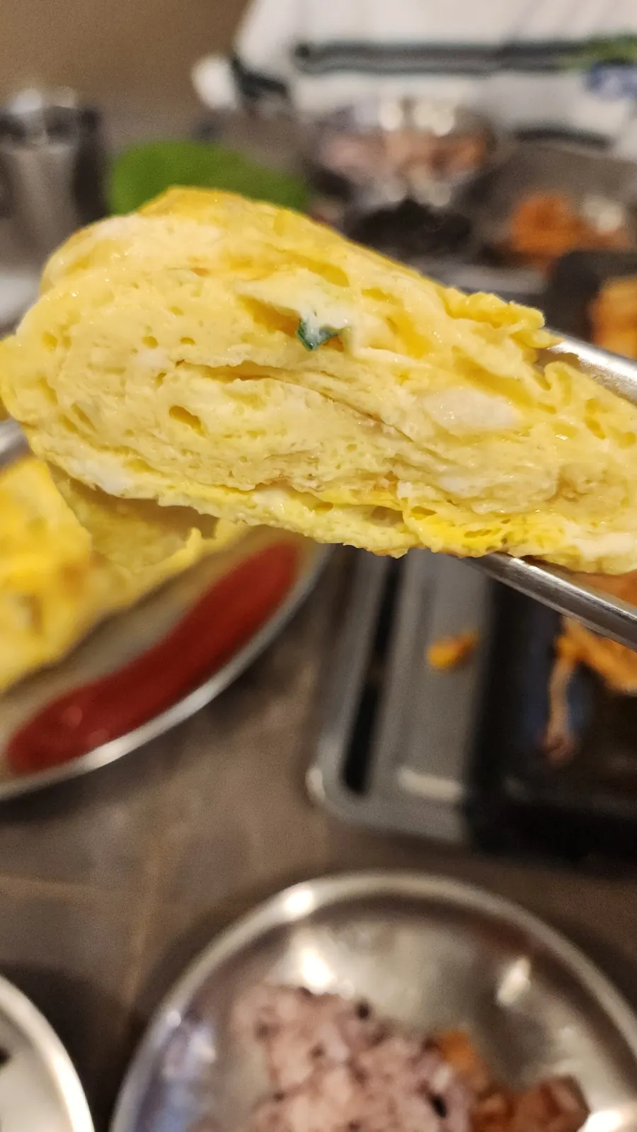 속까지 부드럽게 익은 대왕계란말이