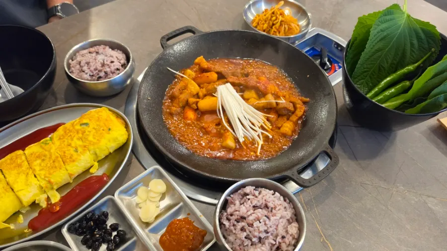 A Korean-style table spread at a Bansong-dong, Dongtan restaurant