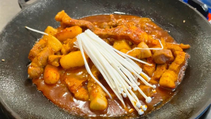 Pork duruchigi for two topped with enoki mushrooms