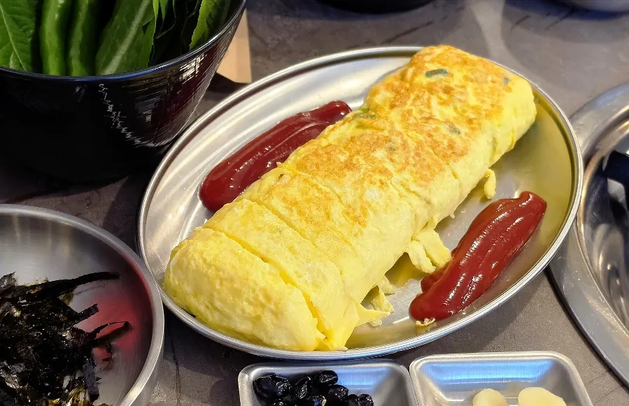 A large egg roll served as part of the set