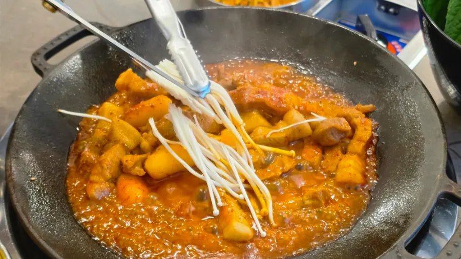 Duruchigi being cut with scissors while cooking
