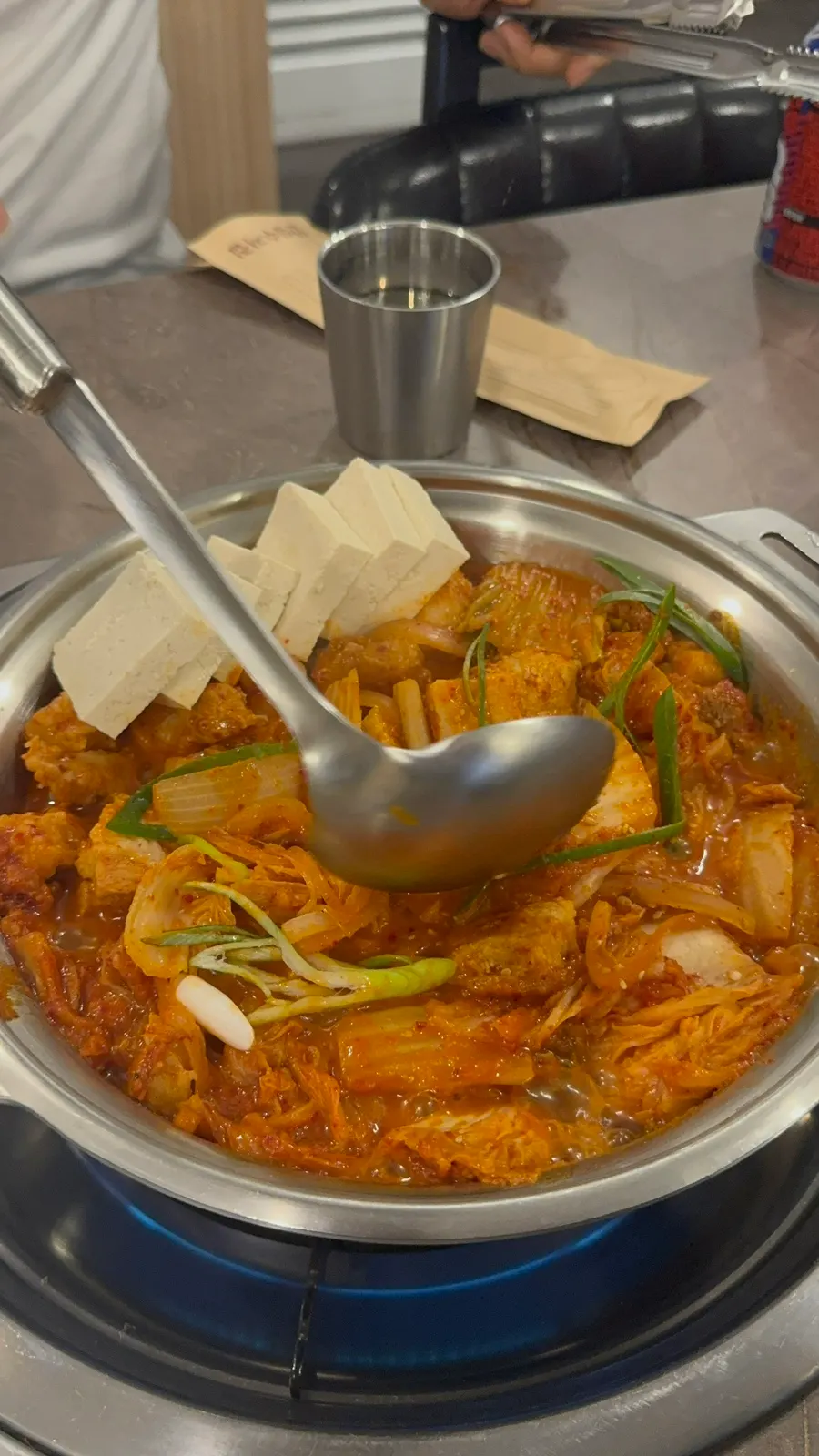 먹기 좋게 잘린 삼겹살 한 점