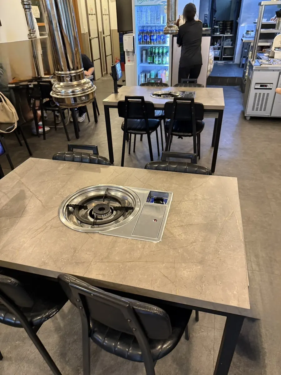 ที่นั่งภายในร้าน Yangpuni Kimchi Jjigae & Samgyeopsal