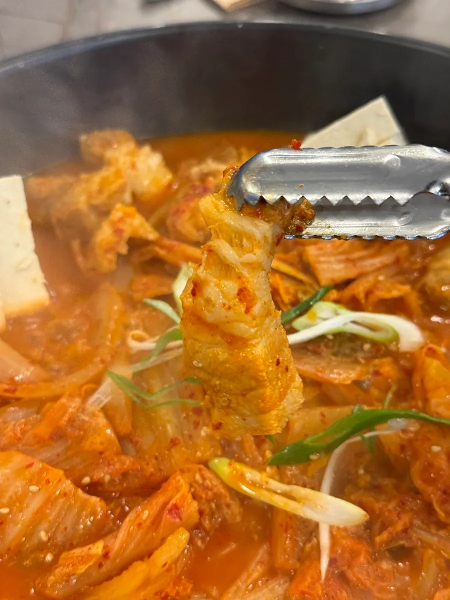 ซัมกยอบคิมจิจิมที่มีคิมจิและหมูสามชั้น