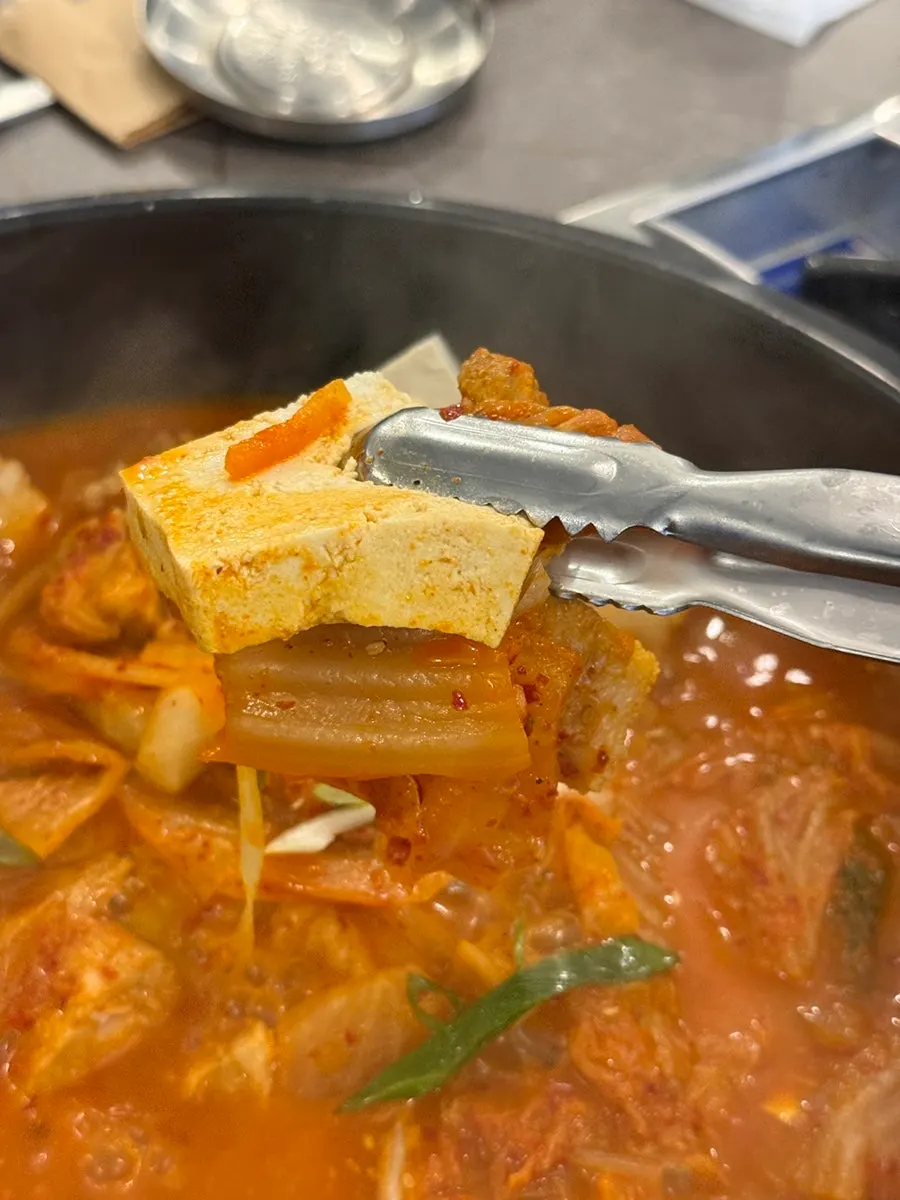 เนื้อหมูหนึ่งชิ้นจากซัมกยอบคิมจิจิม