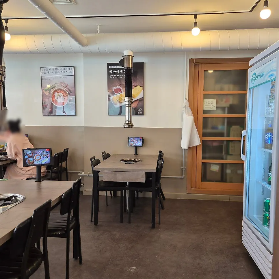 여러 명이 앉기 좋은 매장 좌석