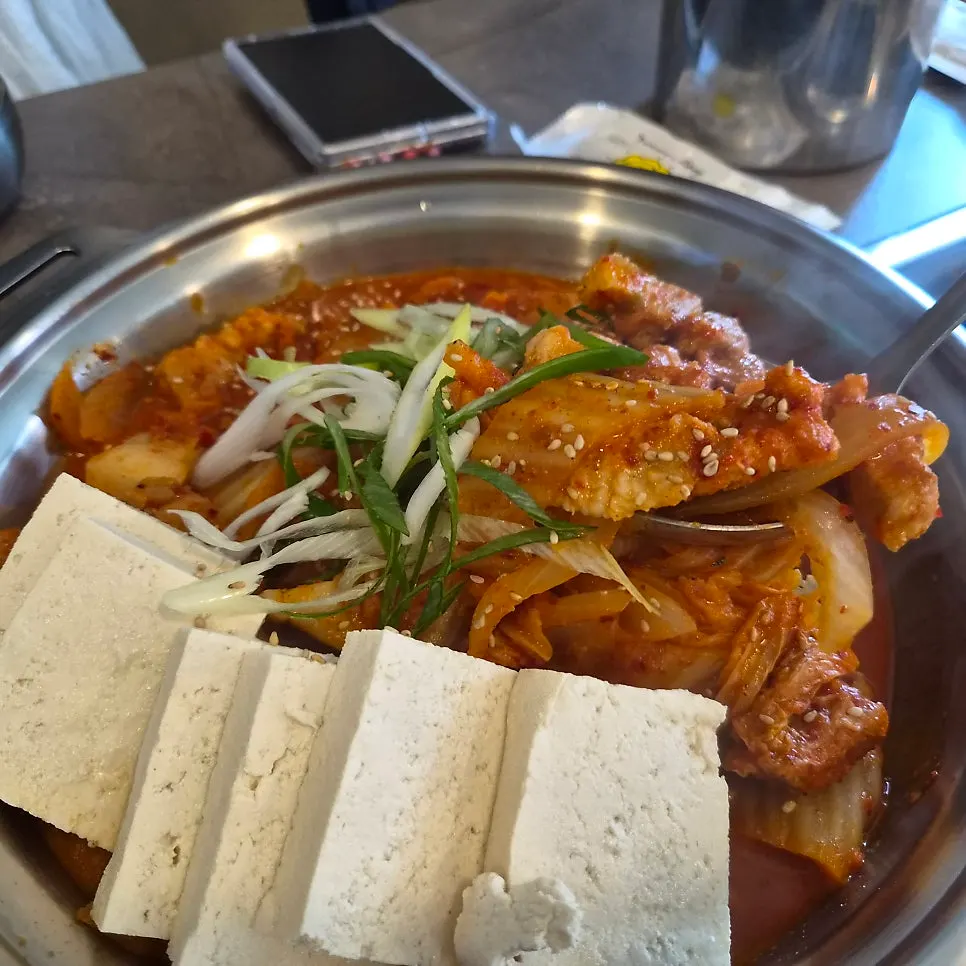 김치와 삼겹살, 두부가 든 양푼 삼겹김치찜