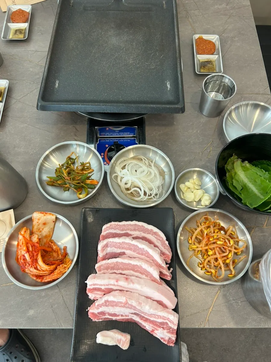 주문 전 세팅된 테이블과 불판