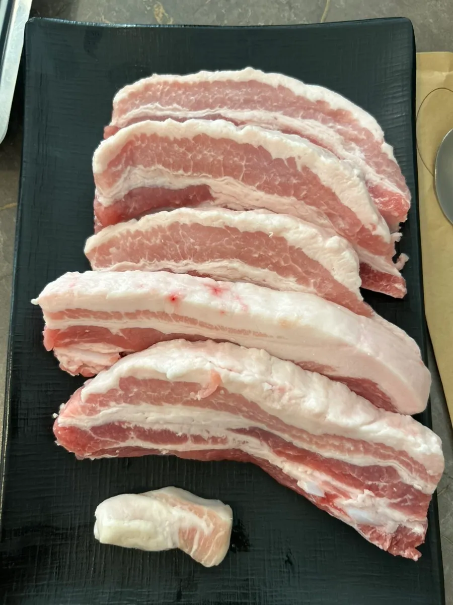 삼겹살 3인분과 김치찌개가 차려진 상