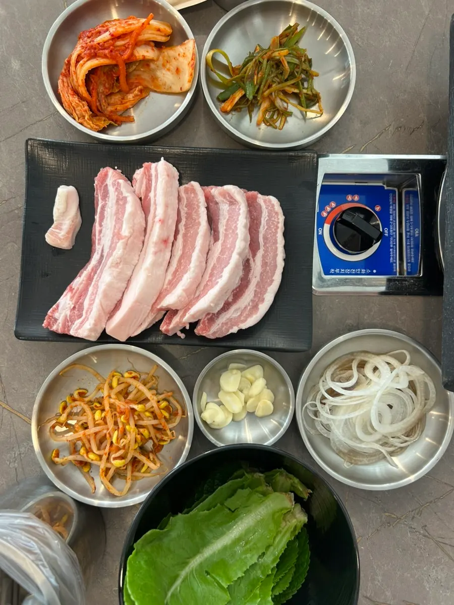 생삼겹살 3인분 접시