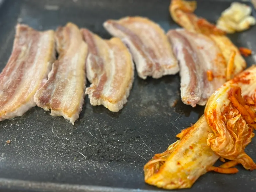 불판에 올린 삼겹살과 마늘