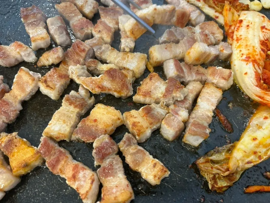 잘라 놓은 삼겹살과 곁들인 파채무침