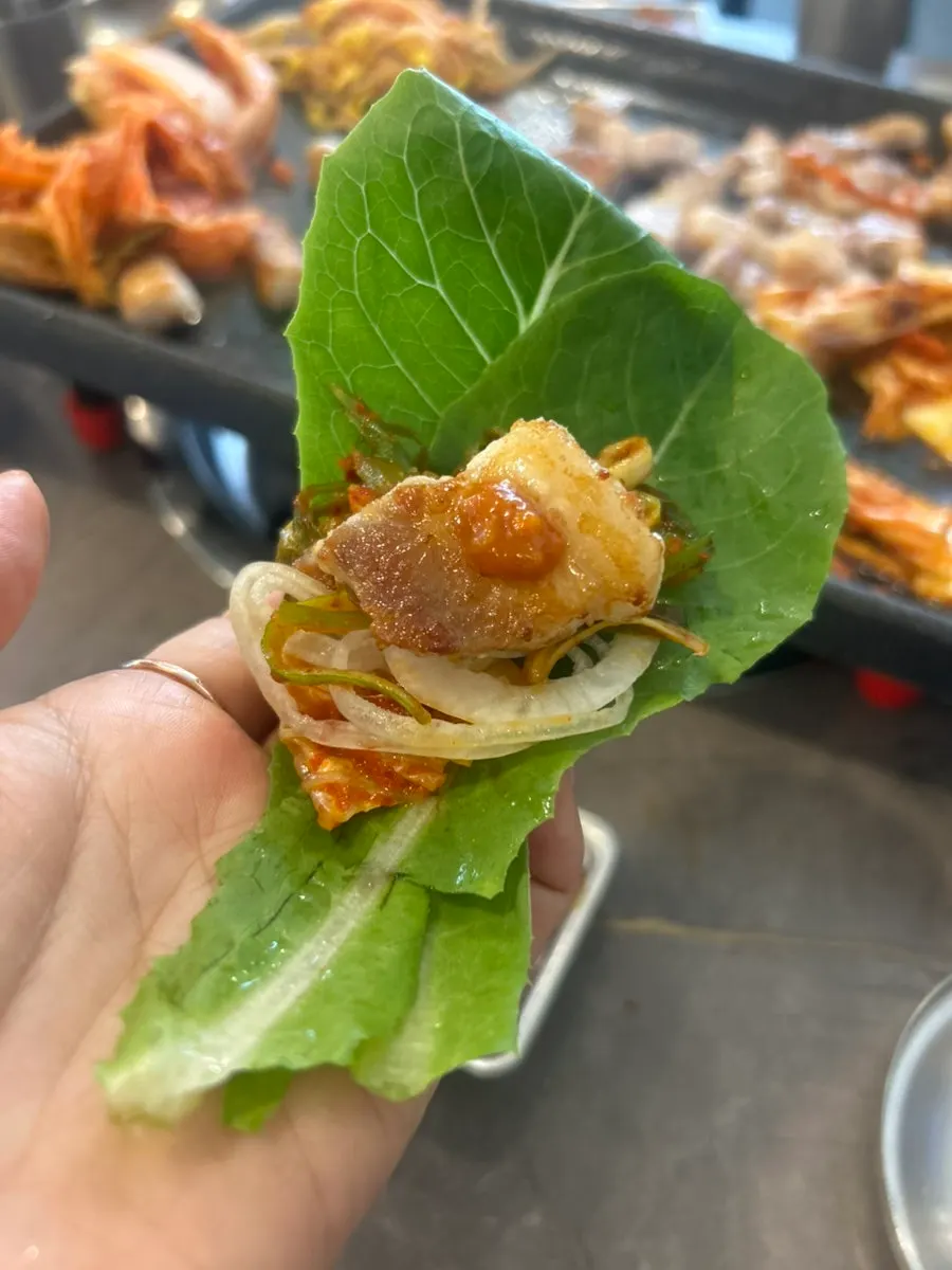 파채와 양파를 올린 삼겹살 쌈