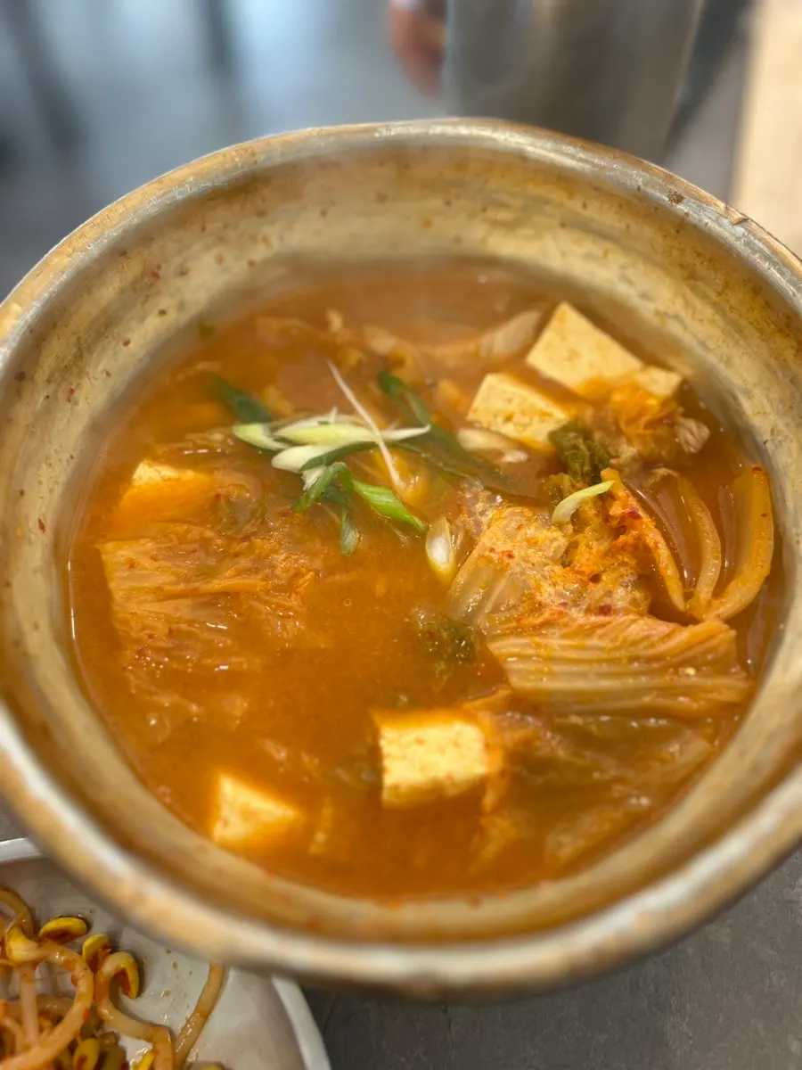 삼겹살 한 쌈을 싸 올린 모습
