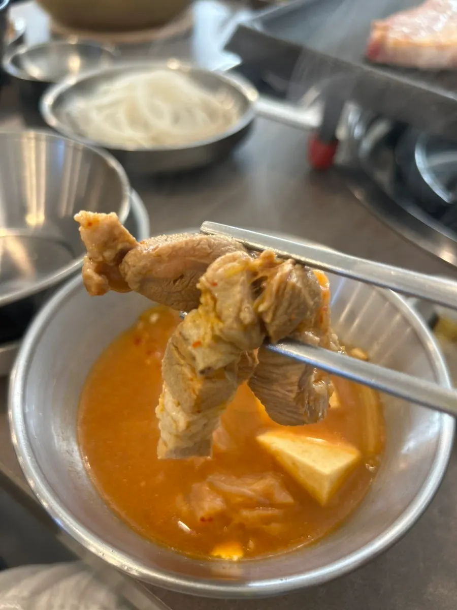 김치찌개와 공기밥 한 상
