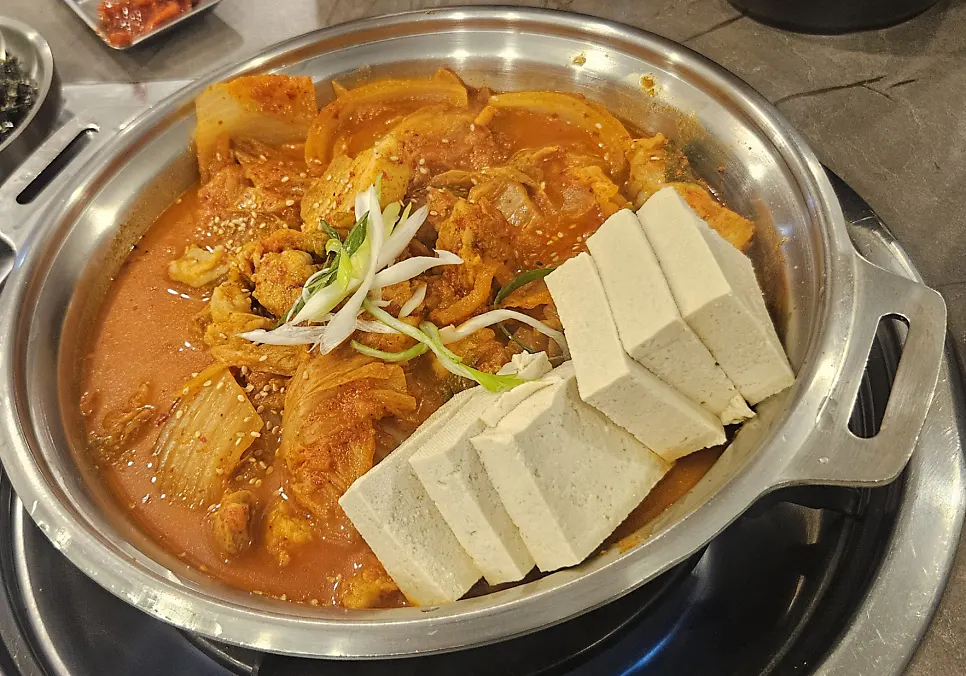 고기와 두부가 든 삼겹김치찜