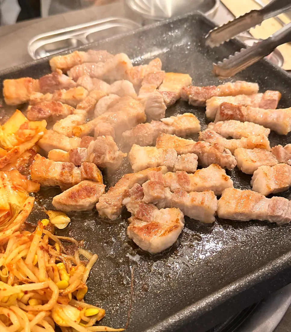 烤得金黃焦香的五花肉與配菜擺盤