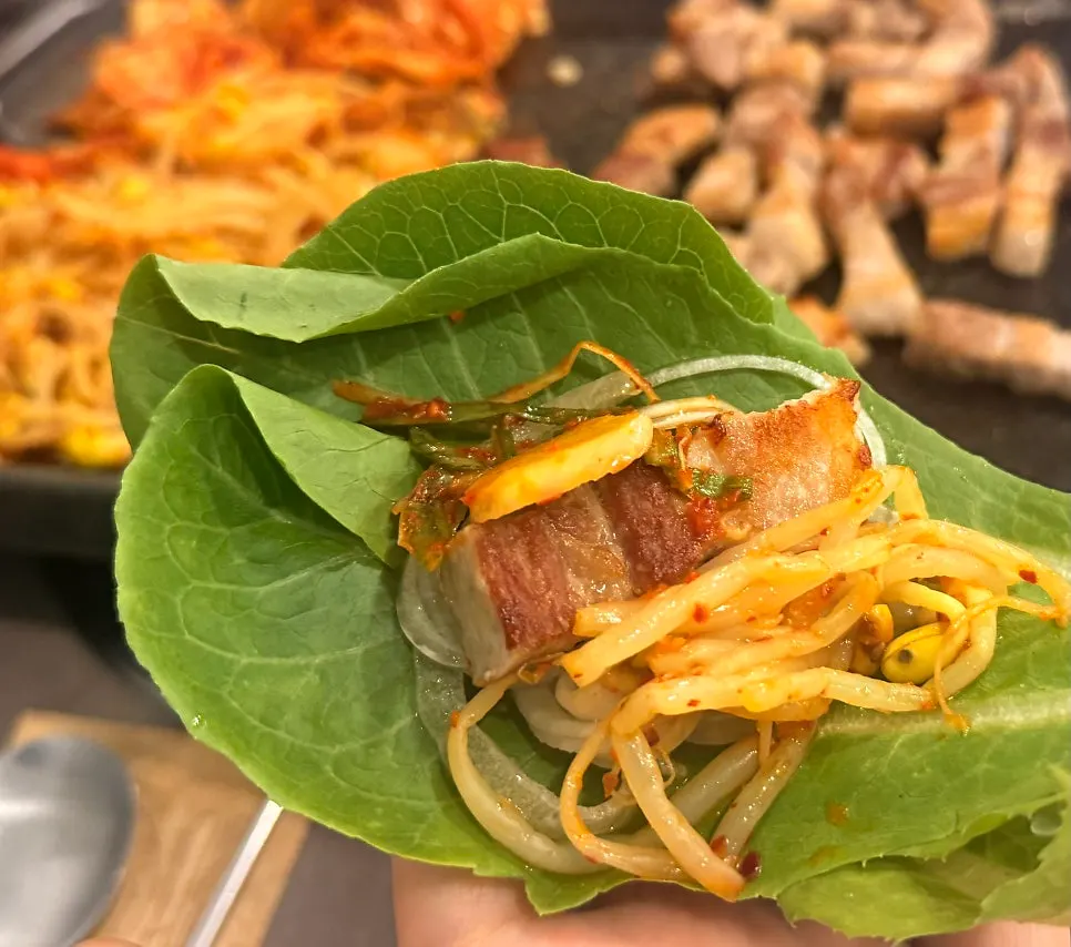 生菜上放著肉和小菜包成的菜包肉