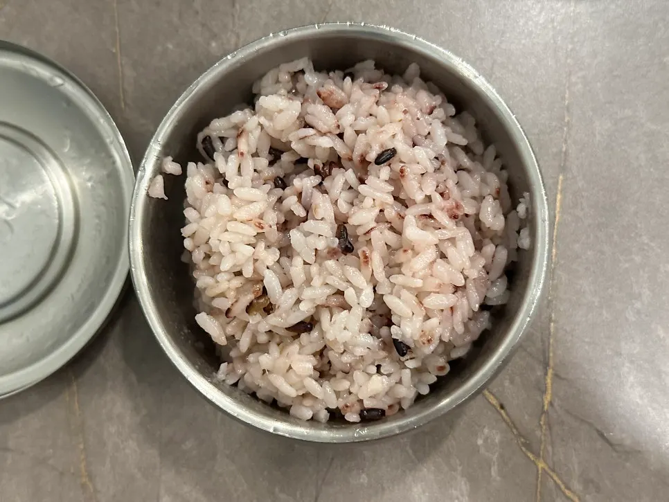 與五花肉一起放置的白飯